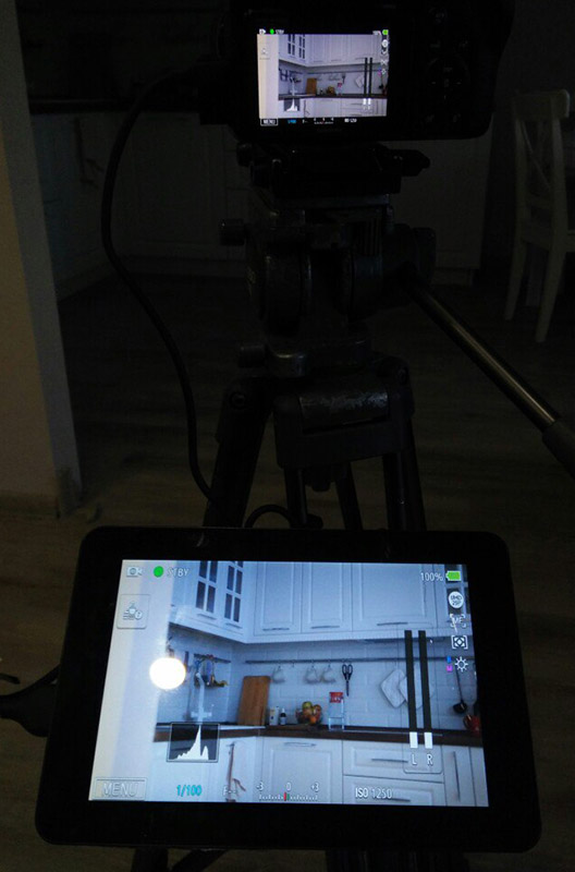 На мониторот се прикажува се што е дадено од камерата преку hdmi, мојата камера (Samsung NX1) има неколку режими на прикажување