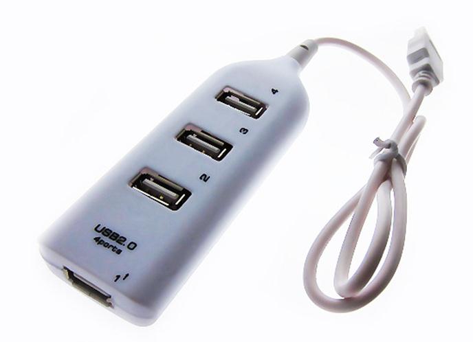 Micro-USB se priključi na pripomoček za dotik, USB na levi skozi adapter je priključen na električno omrežje, na desni pa je vstavljen bliskovni pogon