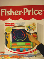 Багато нових іграшок у Fisher-Price, дуже сподобався музичний мольберт - на ньому можна малювати, не боячись забруднити руки, а від дотику долоньок або ігрових форм до екрану починає грати одна з трьох мелодій