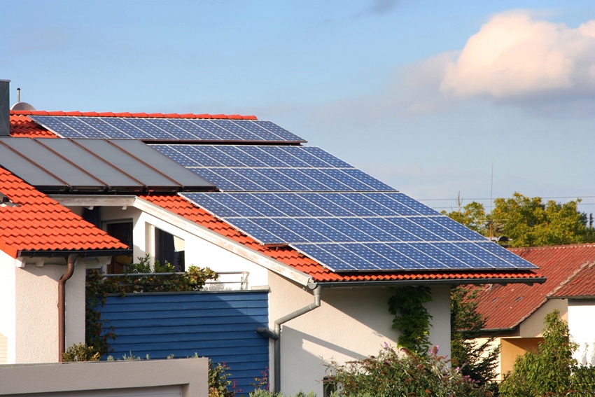 Це стосується застосування сонячних батарей і сонячних колекторів в побутових умовах: у приватних будинках і на дачах