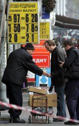 Світова криза вдарила по економіці України з двох флангів