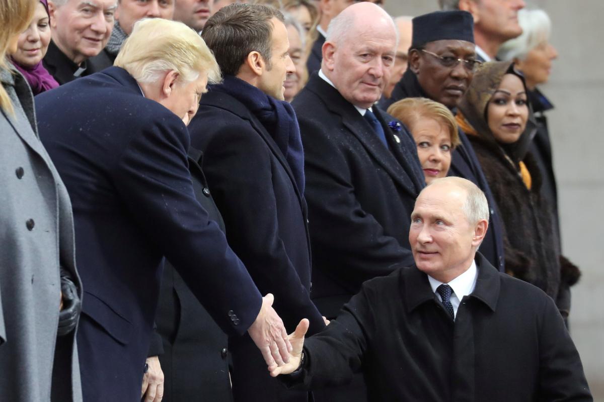 Володимир Путін проходив повз світових лідерів, які стояли зверху, і простягнув руку Дональду Трампу