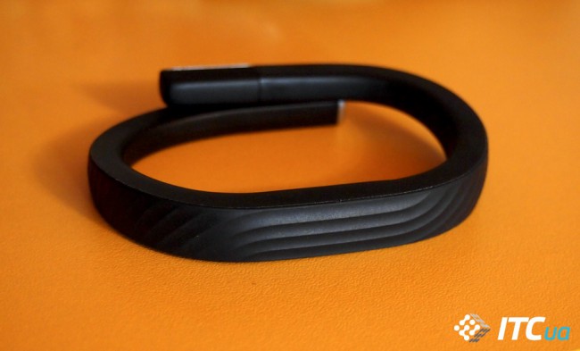 У той час, поки більшість виробників тільки пробують сили на ринку розумних браслетів, компанія Jawbone випускає вже третє покоління такого пристрою, яке отримало назву UP24