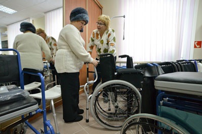 У філії «Доброти» молодь бере милиці, палиці, пенсіонери - коляски та ліжка