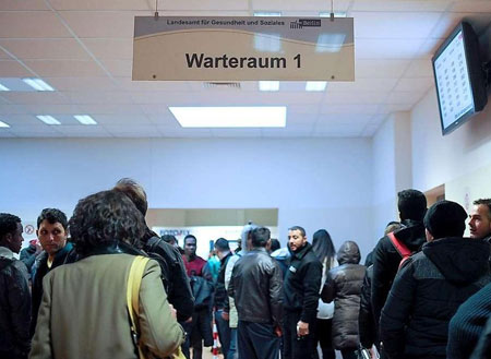 Виплачувати допомогу влади Німеччини будуть до тих пір, поки біженець не працевлаштується на постійне місце