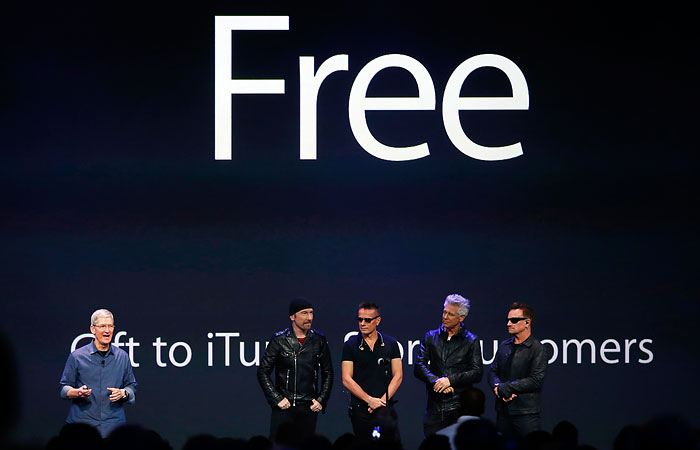 Наступного після презентації iPhone 6 ранку користувачі iTunes виявили в своїх медіатеку новий реліз U2, який неможливо було видалити   Глава компанії Apple Тім Кук і група U2 під час презентації в Купертіно