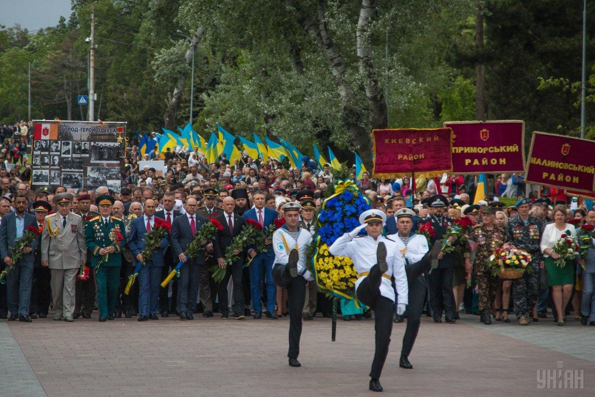 На даний момент з місць проведення масових заходів та прилеглих територій в поліцію доставлені шість чоловік