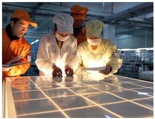 Китай зосередив в даний час приблизно дві третини світових виробничих потужностей сонячних панелей і займає домінуюче становище на ринку