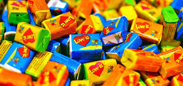 Блок жуйок Love is - це оригінальний і несподіваний подарунок для коханої людини