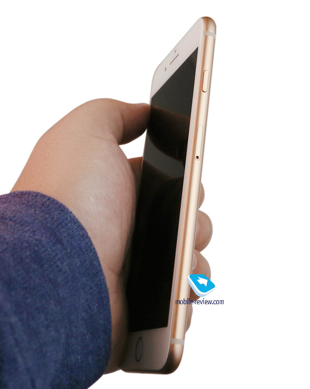 І якщо тим же Note 8 можна користуватися однією рукою, то з iPhone 8 Plus це буде призводити до того, що ви станете його упускати, це апарат для роботи двома руками і з ергономікою з далекого минулого ринку смартфонів