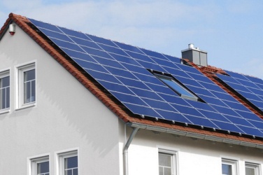 Сонячні панелі в якості додаткового джерела електроенергії для приватного будинку або котеджу стають останнім часом дуже популярними