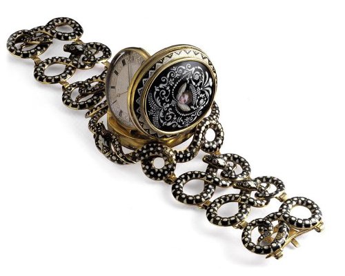 В один прекрасний день, Граф Лестер підніс Єлизаветі I подарунок - браслет з годинником, всипаний діамантами і перлами