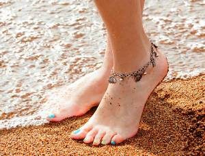 Анклети - це назва браслета на ногу, прикраси, яке носять на щиколотці, і яке стало неймовірно популярним останніми роками