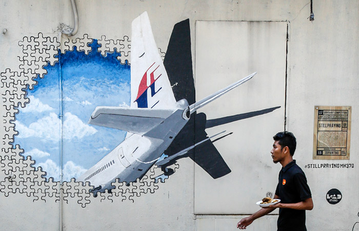 Пошуки лайнера тривали три роки, але ні до чого не привели   Графіті, присвячену зниклому рейсу MH370 компанії Malaysia Airlines   Фото: AP / ТАСС   Москва