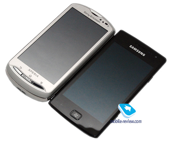Sony Ericsson Xperia pro (ліворуч) і Samsung Omnia W: