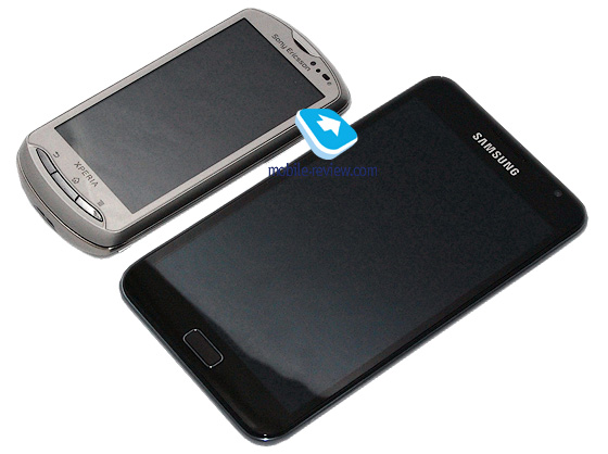 Sony Ericsson Xperia pro (ліворуч) і Samsung Note: