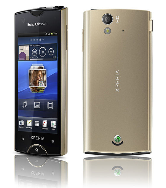 Ще смартфон мені нагадав Sony Ericsson Xperia Ray, щось є спільне в розмірах і формі корпусу
