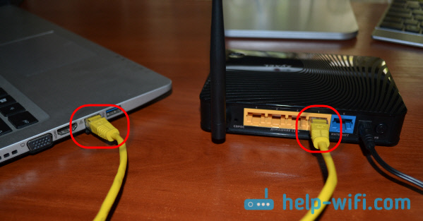 Беремо мережевий кабель, який йде в комплекті з ZyXEL Keenetic Start і підключаємо його до комп'ютера, або ноутбука