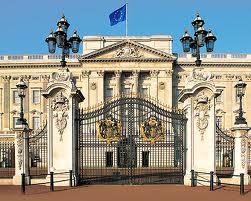 Букінгемський палац (Buckingham Palace) (центр Лондона) - офіційна лондонська резиденція англійської королеви - Її величності Єлизавети II