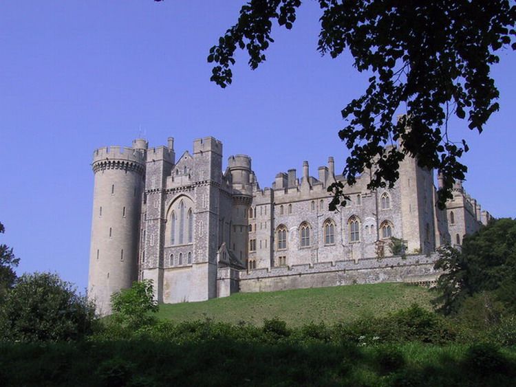 Арундельского замок (Arundel Castle) (близько півтора години їзди на південь від Лондона, між містами Портсмут і Брайтон) - гарний середньовічний замок, який височіє над однойменним містечком в графстві Західний Сассекс