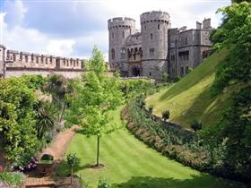 Замок Віндзор (Windsor Castle) (40 хв їзди на захід від Лондона) - середньовічний замок велично здіймається над Темзою, прикрашений вежами, зубцями стін і еркерами