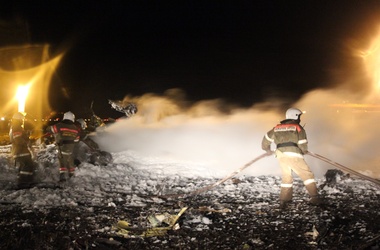 18 листопада 2013, 10:01 Переглядів:   Оперативний штаб всю ніч працював на місці катастрофи літака в Казані
