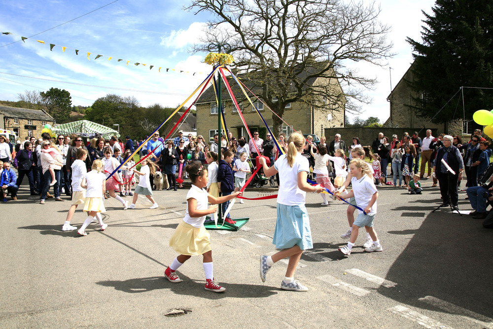 Широко не відзначається, але для дітей в цей день іноді влаштовують імпровізовані фольклорні фестивалі з танцями навколо жердини ( 'may pole')