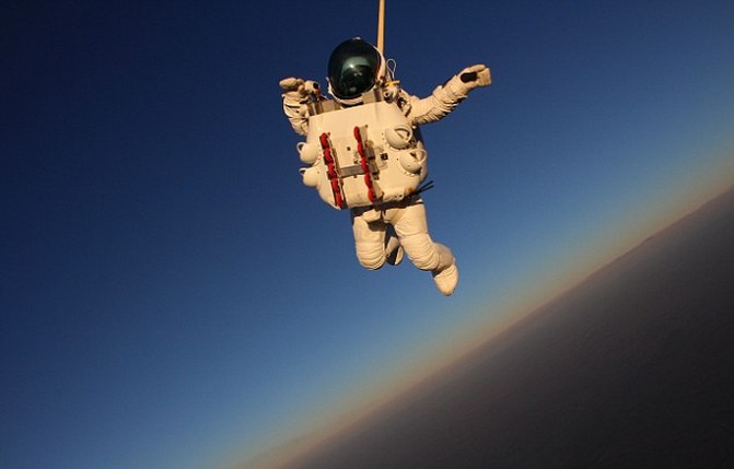 Багато напевно ще не встигли забути запаморочливий   стрибок австрійського парашутиста Фелікса Баумгартнера   , Який він зробив 14 жовтня 2012 года с висоти 37 км