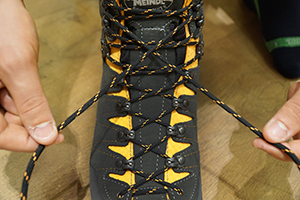 Якщо ви носите ортопедичні устілки або плануєте доповнити черевики теплою устілкою, приміряйте взуття відразу з ними, щоб не помилитися в розмірі